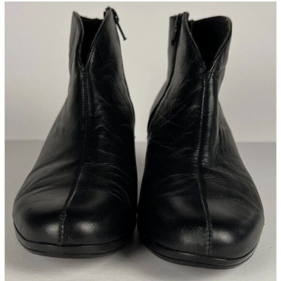 MUNRO Sz 8.5N Robyn Black Leather Booties Side Zip Low Heel Ankle Boots - Picture 3 of 8